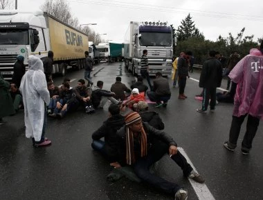 Απέκλεισαν την Εγνατία οδό αλλοδαποί - Πλημμύρισαν οι σκηνές τους